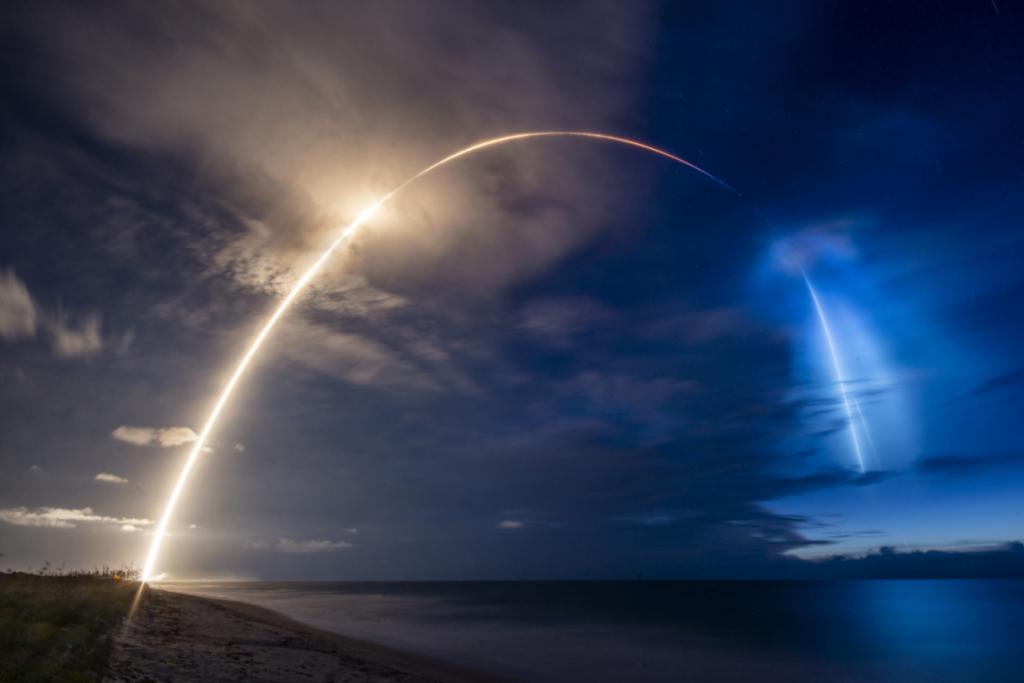 太阳光下的 SpaceX 火箭升空羽流图